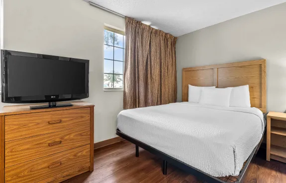 1 Bedroom Suite - 1 Queen Bed