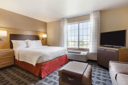 Deluxe Studio - 1 Queen Bed