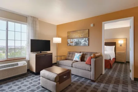 1 Bedroom Suite - 1 Queen Bed