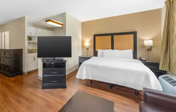 Deluxe Studio - 1 Queen Bed