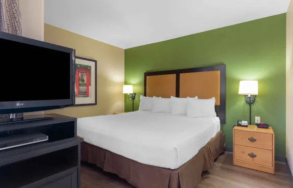 Deluxe Studio - 1 King Bed