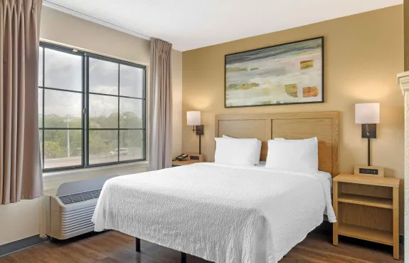 Deluxe Studio - 1 Queen Bed