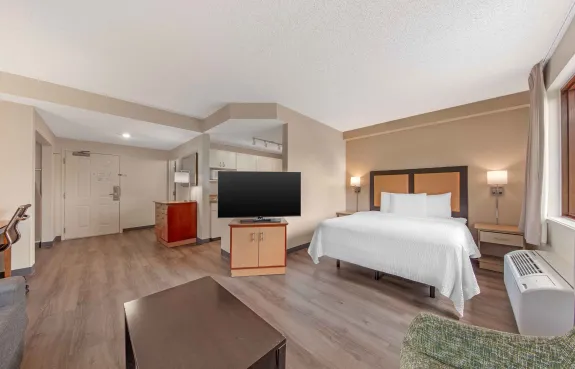 Deluxe Studio - 1 Queen Bed
