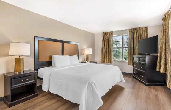 1 Bedroom Suite - 1 King Bed
