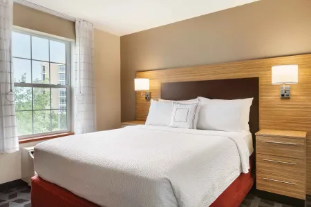 1 Bedroom Suite - 1 Queen Bed
