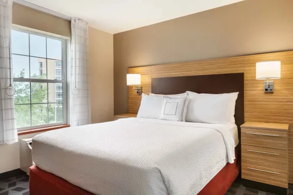 1 Bedroom Suite - 1 Queen Bed