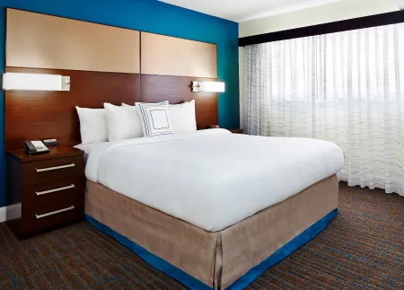 Deluxe Studio - 1 Queen Bed