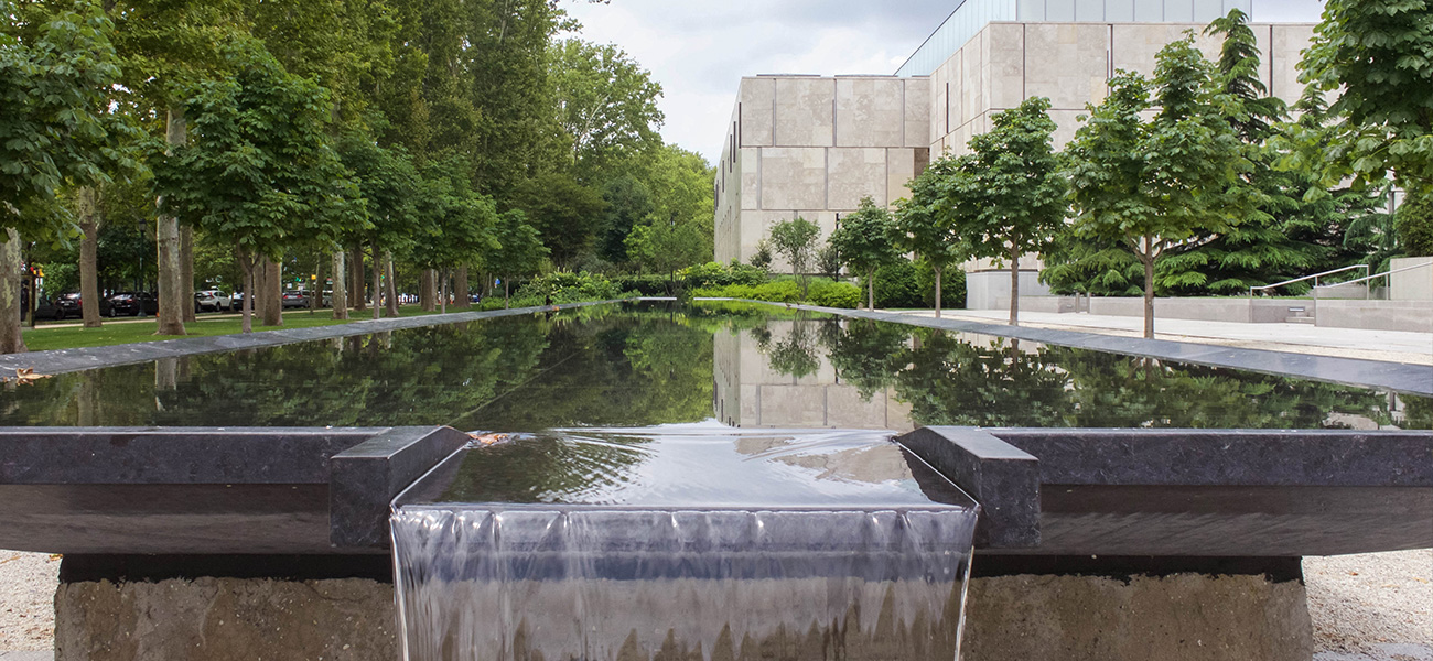 The fountain outside of the Barnes Foundation Museum.